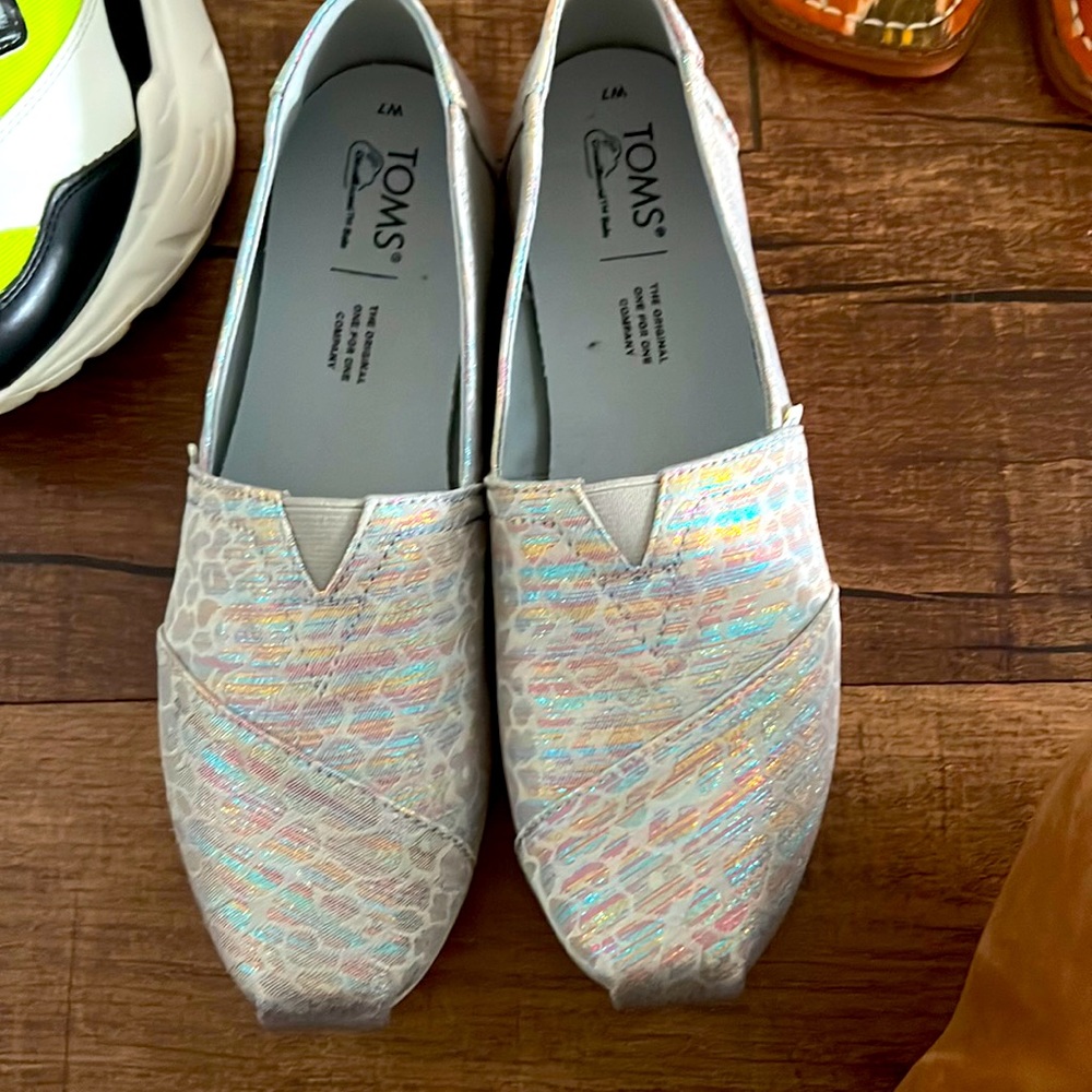 Tom’s grey rainbow leopard print